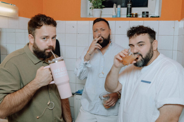 Die Podcaster Robin, Marco und Felice von "Das Café am Rande der Freundlichkeit"