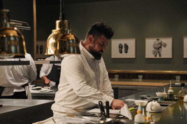 Davide de Pra, 2-Sterne-Chefkoch in Triest, kocht im Harry's Piccolo gemeinsam mit Matteo Metullio 7 Gänge.