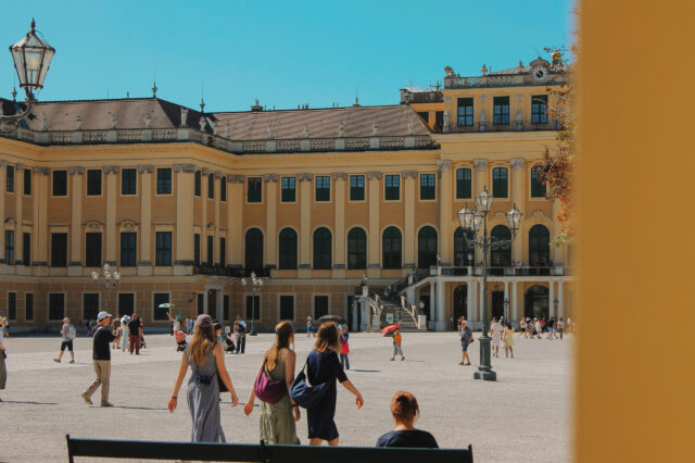 Tourist*innen im Schloss Schönbrunn