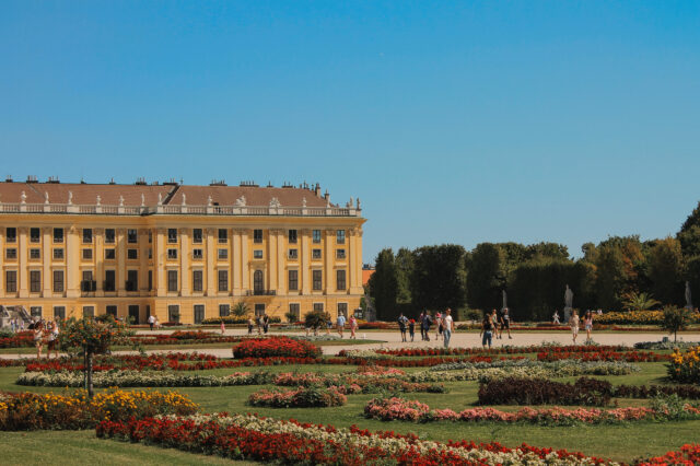 Schloss Schönbrunn mit Blumen davor