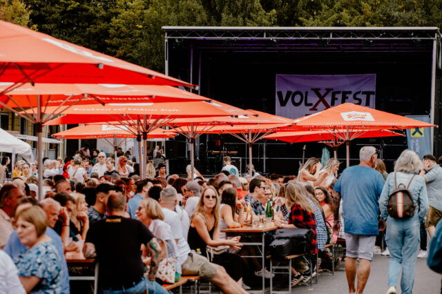 Stammersdorfer Weintage 2026 in Wien: Bühne und Biertische mit Personen