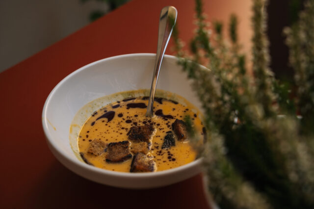 Kürbissuppe mit Kürbiskernöl im Feld Marktlokal in Feldbach, Südoststeiermark