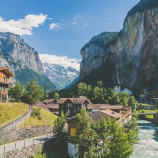 Schweizer Alpenpanorama mit Bauernhäusern (c) Unsplash | Tim Trad