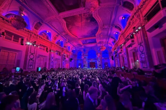 Menschen tanzen im Festsaal der Wiener Hofburg beim WU Ball