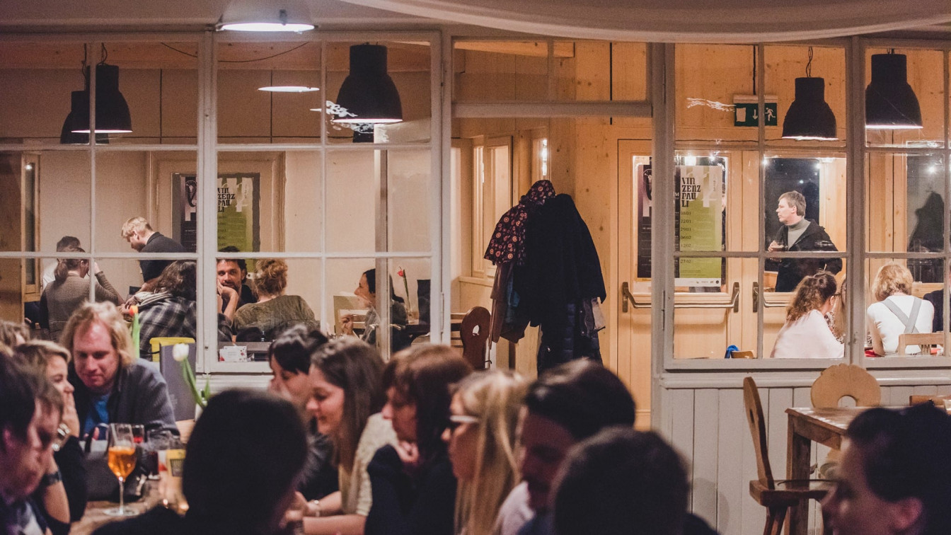 Menschen sitzen in der Gastwirtschaft Vinzenz Pauli in Niederösterreich