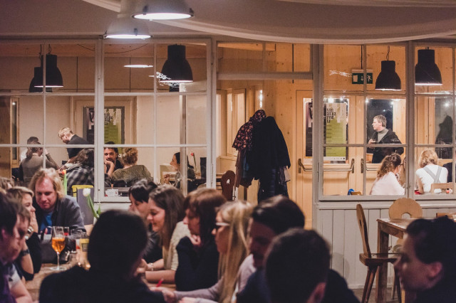 Menschen sitzen in der Gastwirtschaft Vinzenz Pauli in Niederösterreich