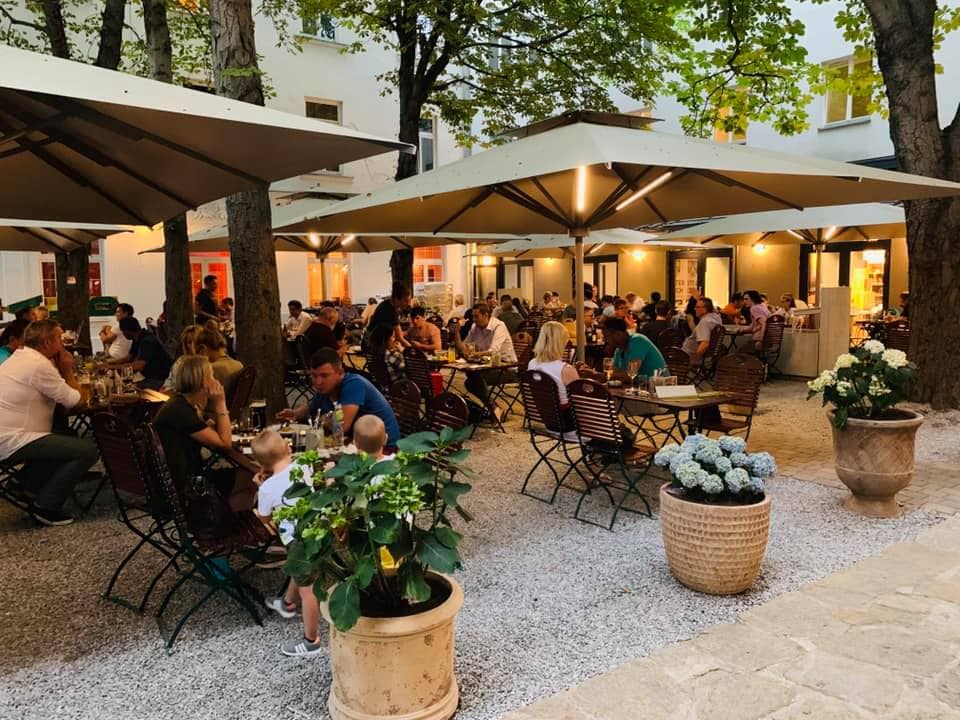 ESC Tipps Wien 2026: Foto vom Innenhof im Brauhof, ein Lokal in Wien mit Biergarten, 1150