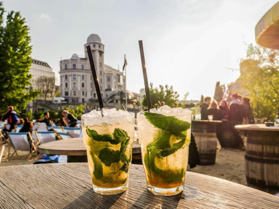 Cocktails auf einem Tisch