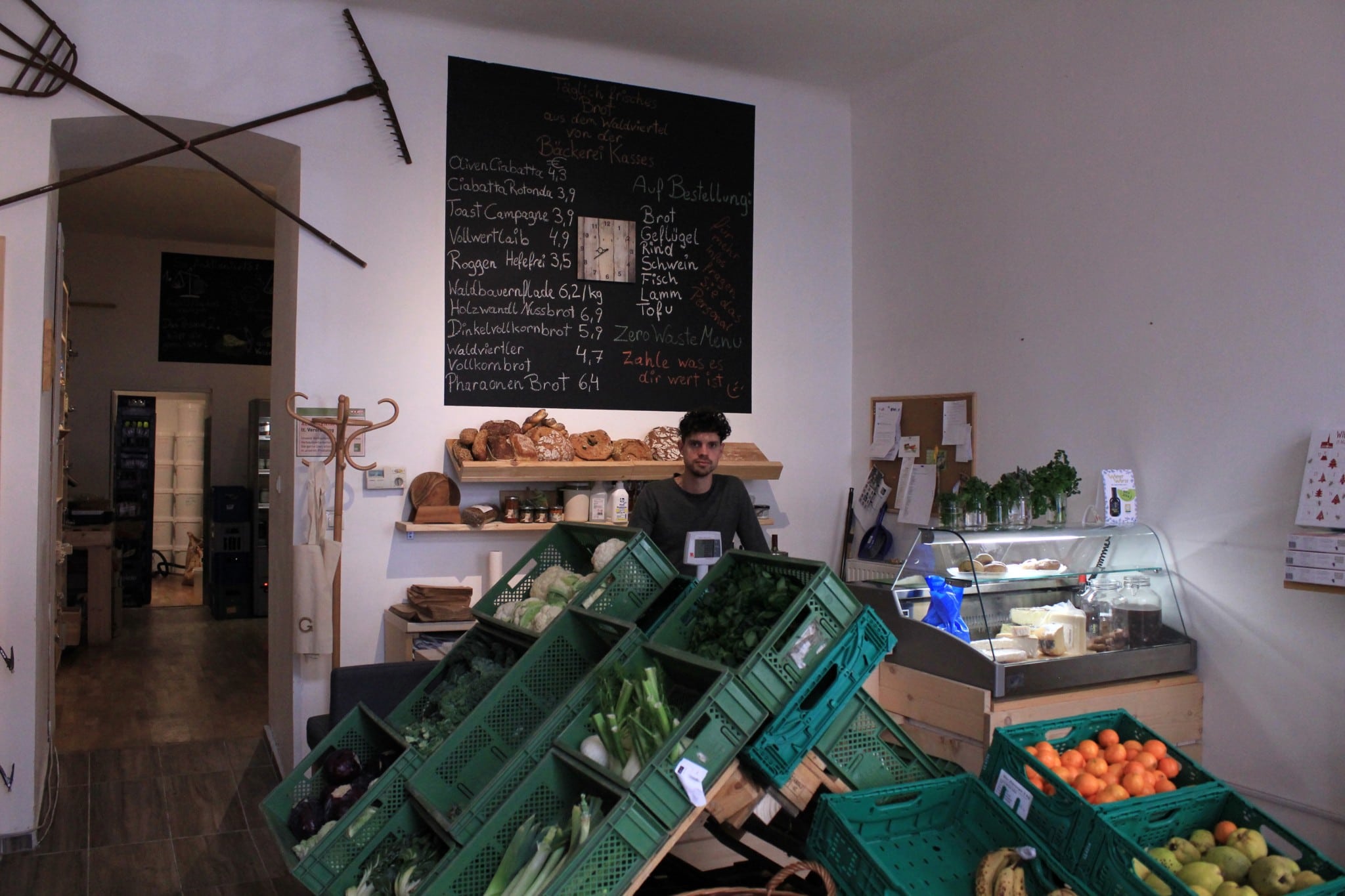 Alex Obsieger hinter der Theke in der Greißlerei