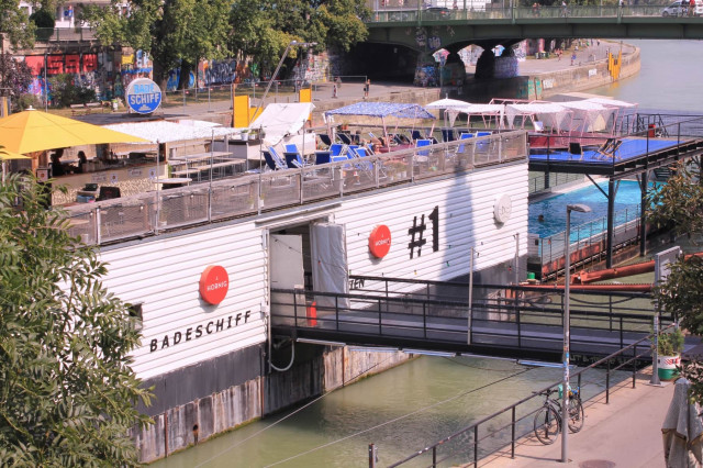 Badeschiff Außenansicht