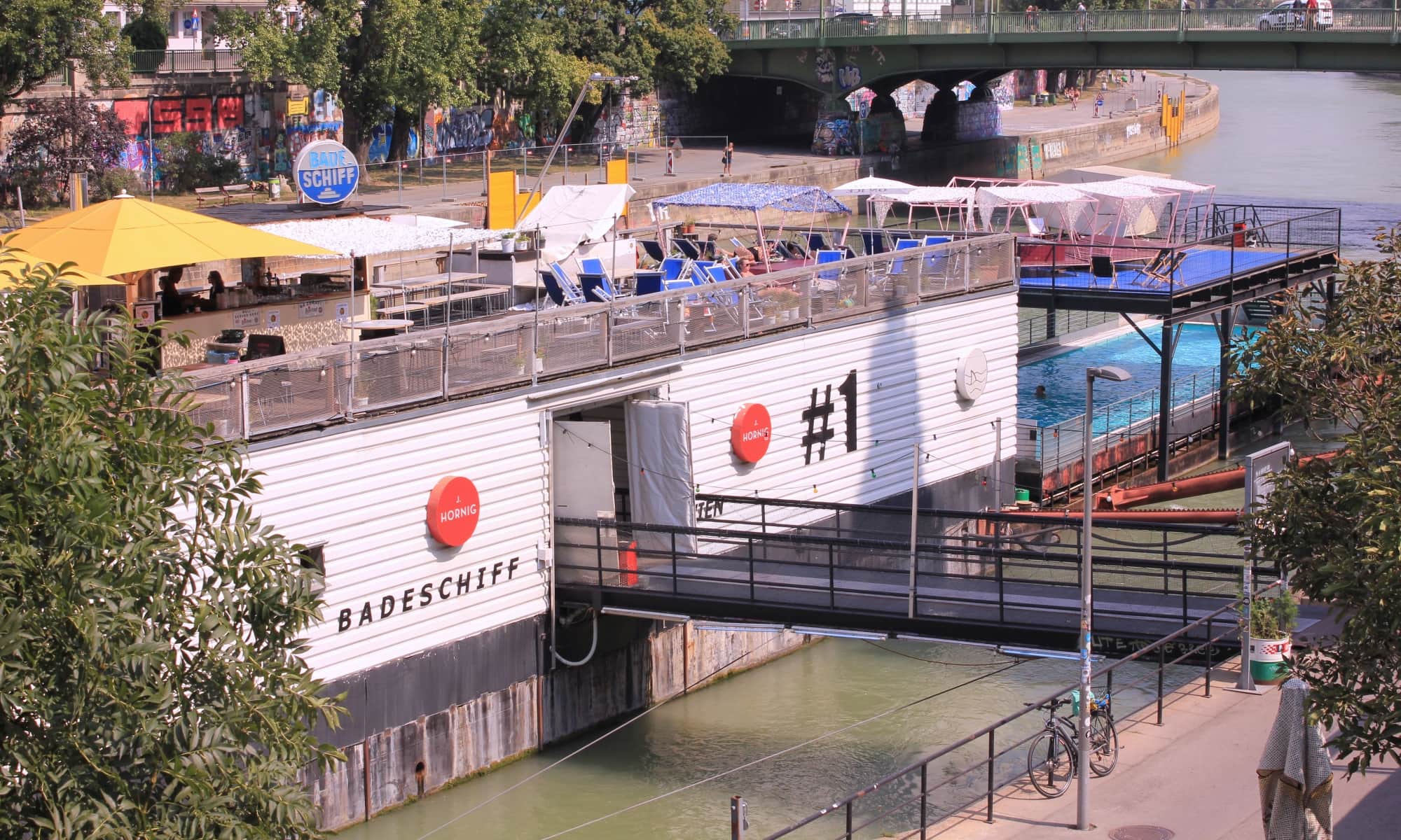 Freibad im Stadtzentrum von Wien: Badeschiff Außenansicht, 1010