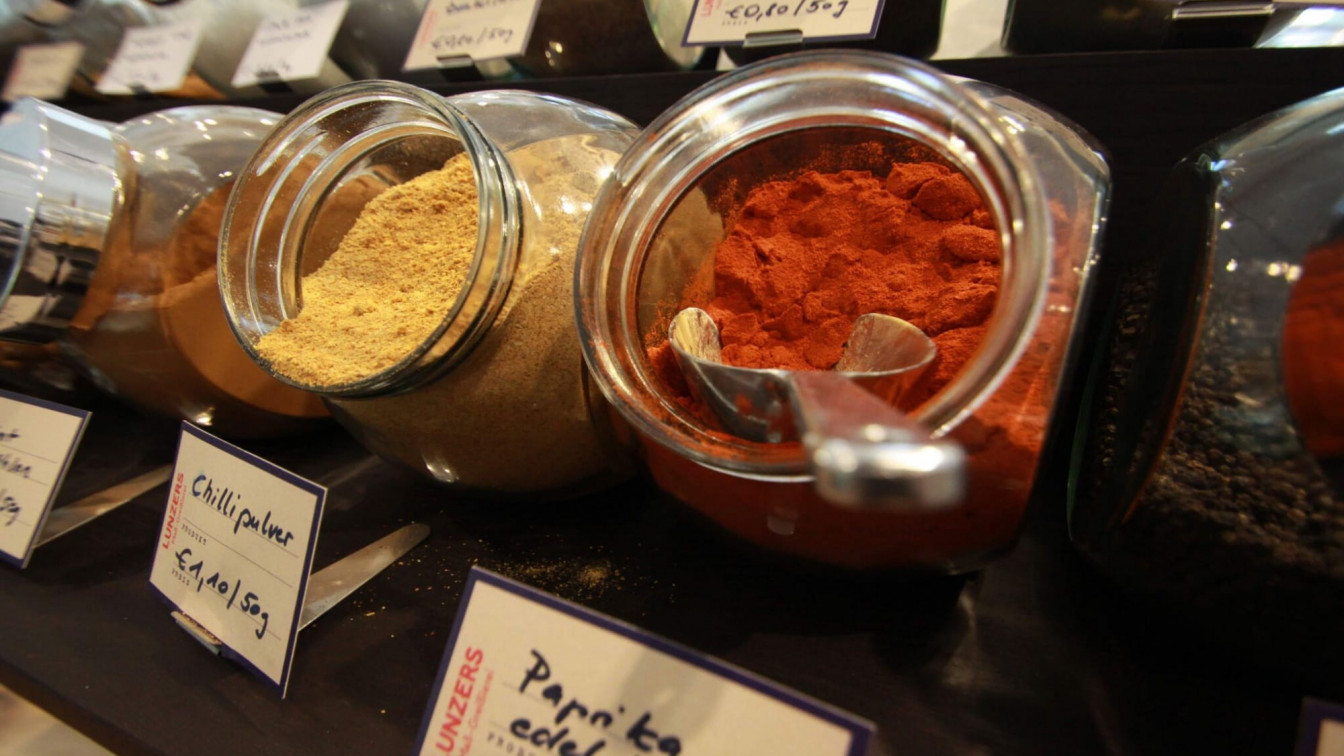 Gewürze in Glasbehältern