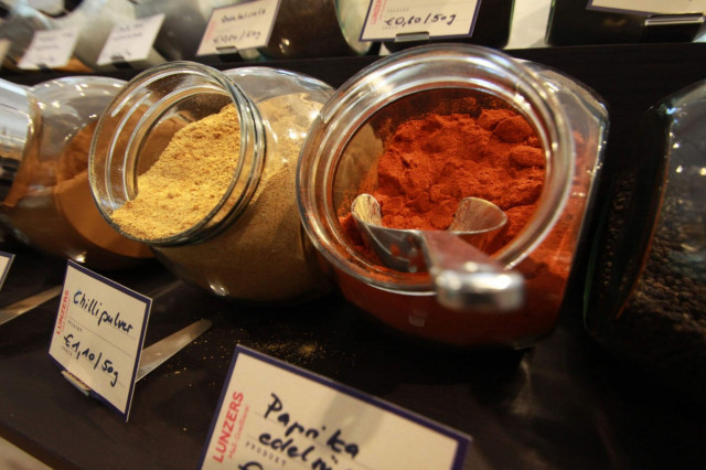 Gewürze in Glasbehältern