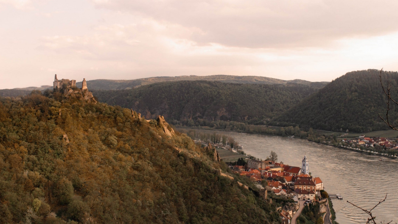 Aussicht von der 'Nase' auf Dürnstein und die Burgruine Dürnstein - (c) 1000things.at, Katharina Tesch
