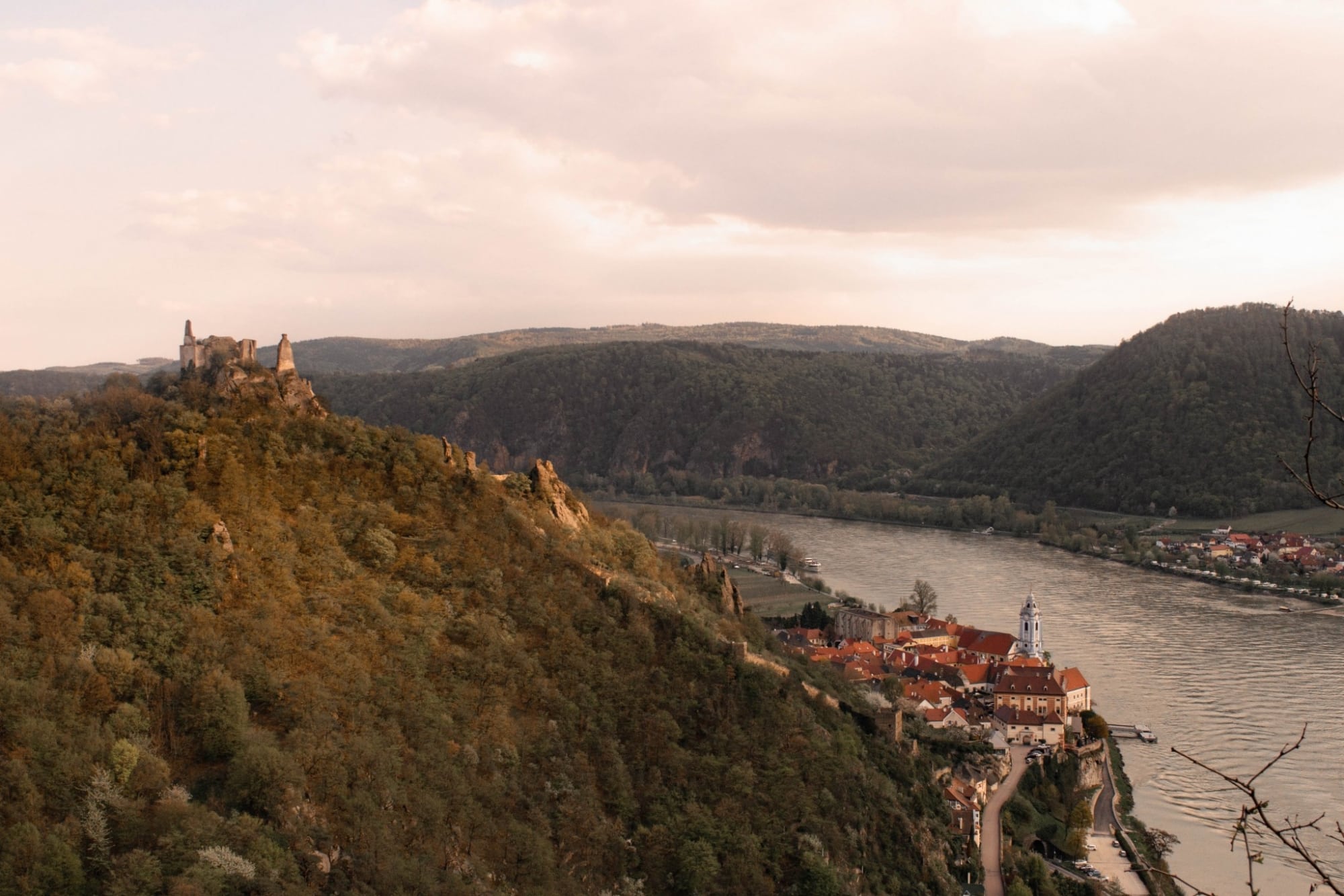 Aussicht von der 'Nase' auf Dürnstein und die Burgruine Dürnstein - (c) 1000things.at, Katharina Tesch