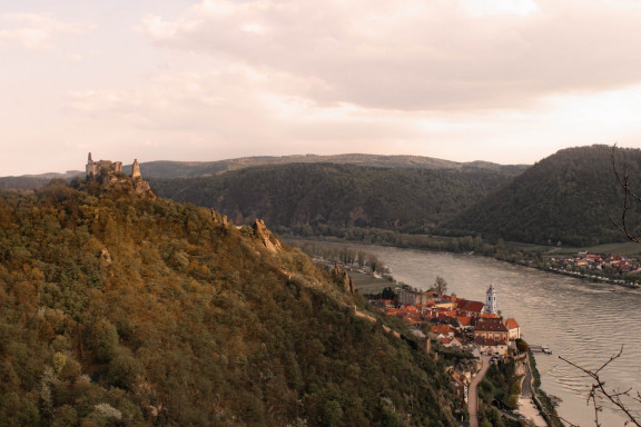 Aussicht von der 'Nase' auf Dürnstein und die Burgruine Dürnstein - (c) 1000things.at, Katharina Tesch