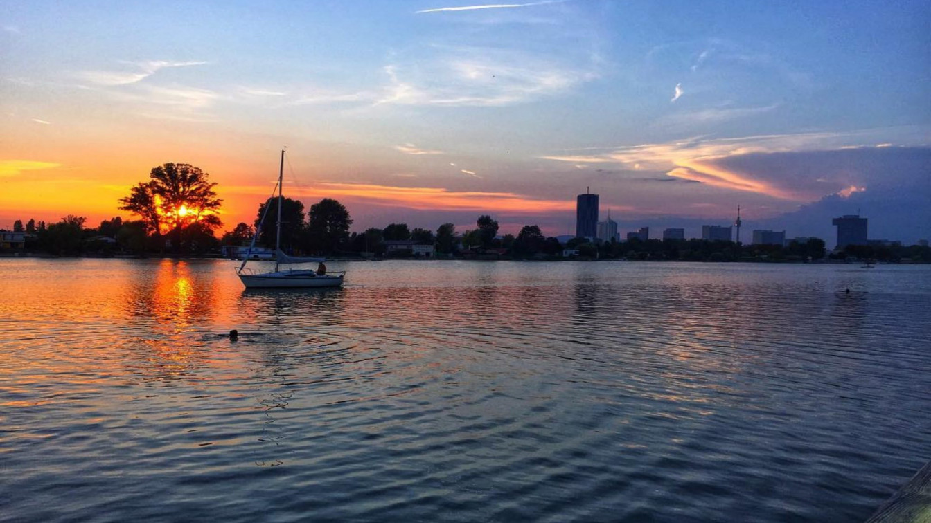 Donaustadtbruecke mit einem Boot in Wien