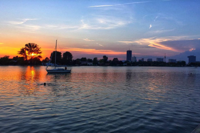 Donaustadtbruecke mit einem Boot in Wien