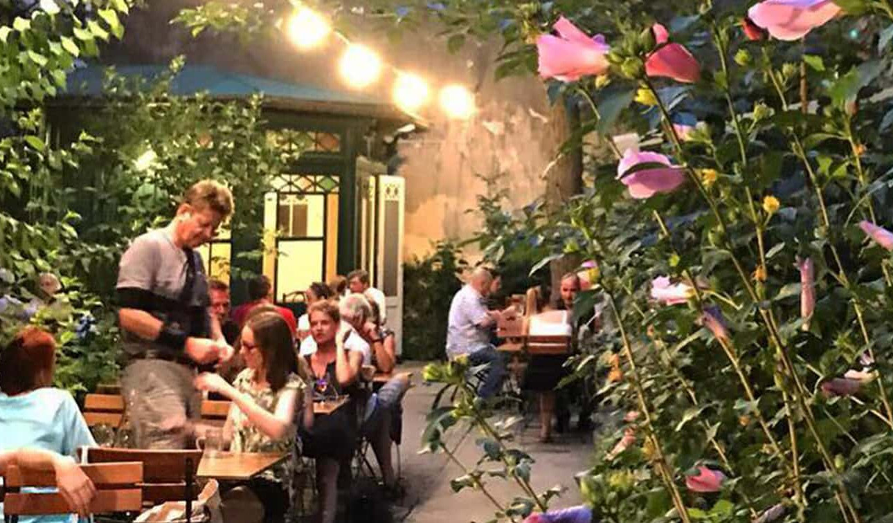 Der Innenhof der Weinstube Josefstadt in Wien