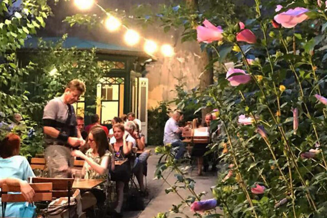 Der Innenhof der Weinstube Josefstadt in Wien