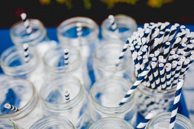 Viele Papier-Strohhalme warten auf den Einsatz