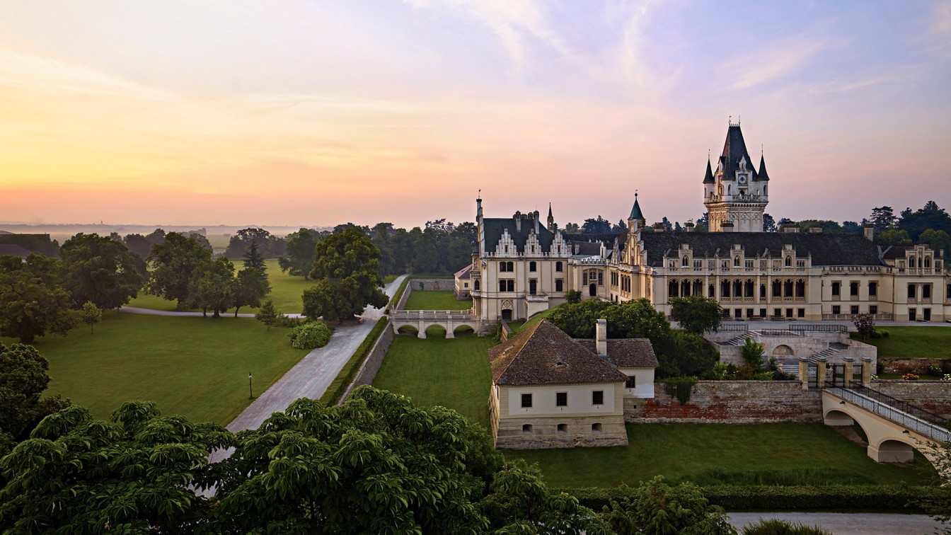 Blick auf das Schloss Grafenegger im Frühling
