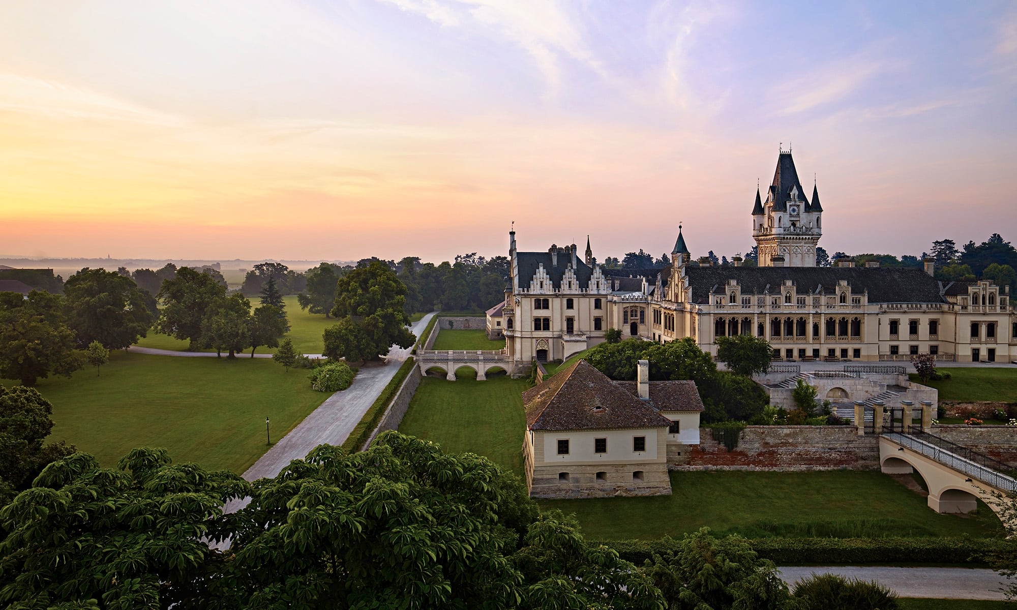 Blick auf das Schloss Grafenegger im Frühling