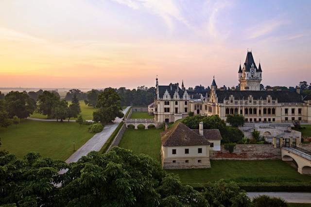 Blick auf das Schloss Grafenegger im Frühling