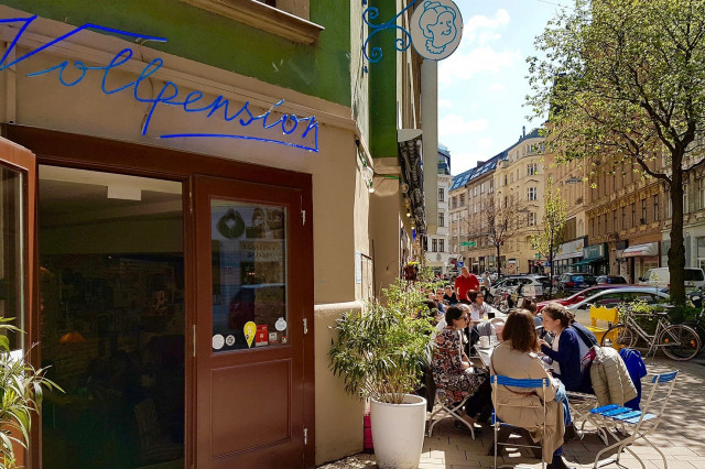 kaffee trinken in der sonne in wien