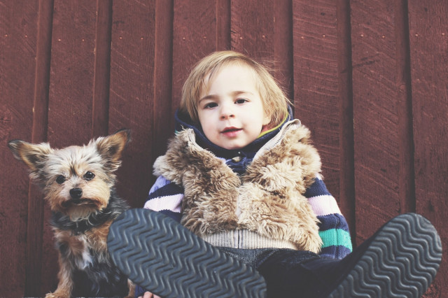 Hund und Kind im Partnerlook