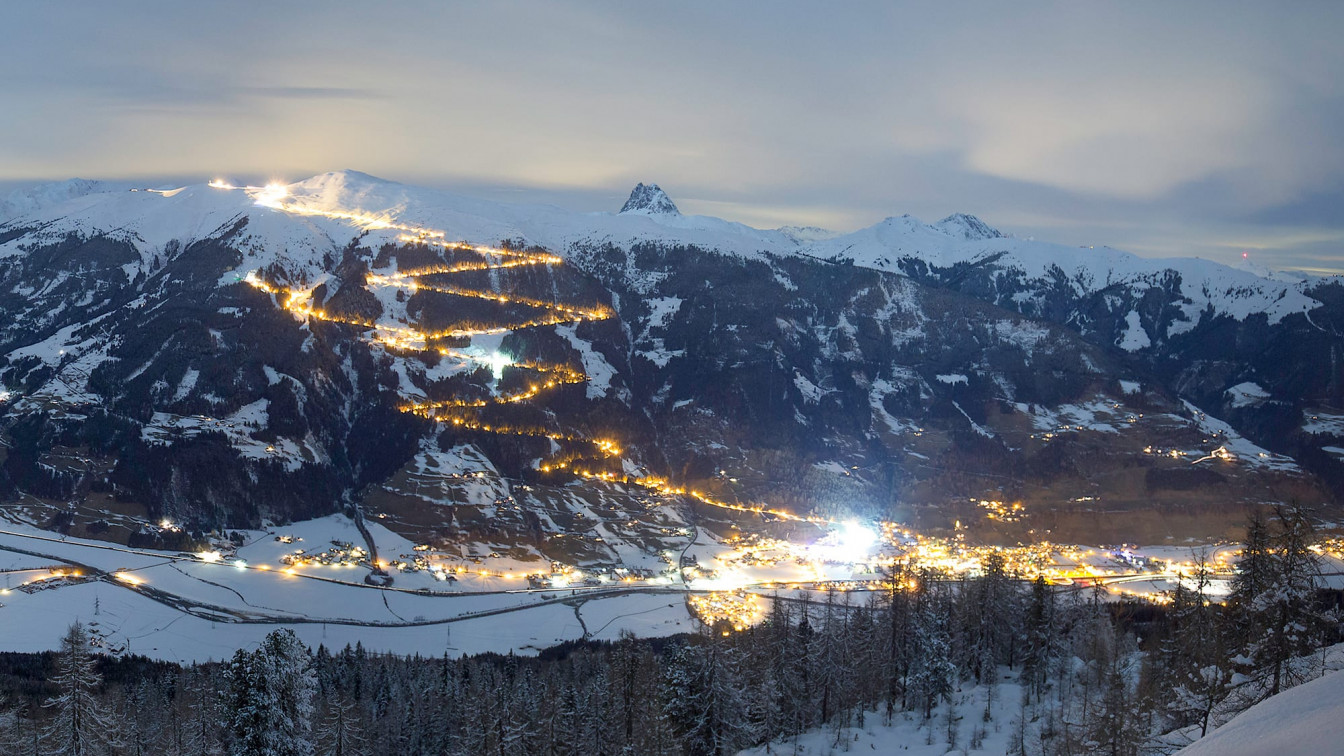 Eine beleuchtete Rodelbahn in der Wildkogel Arena im Salzburger Land