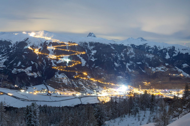 Eine beleuchtete Rodelbahn in der Wildkogel Arena im Salzburger Land